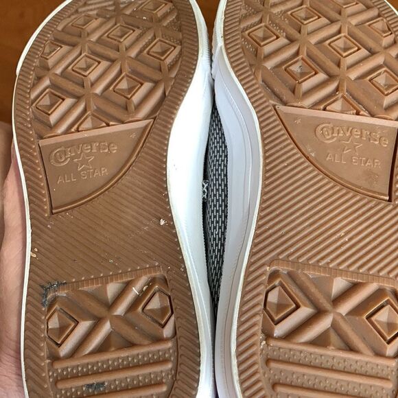 Converse Chuck Taylor. Men’s size 5.5 or women’s size 7.5 - Picture 5 of 9